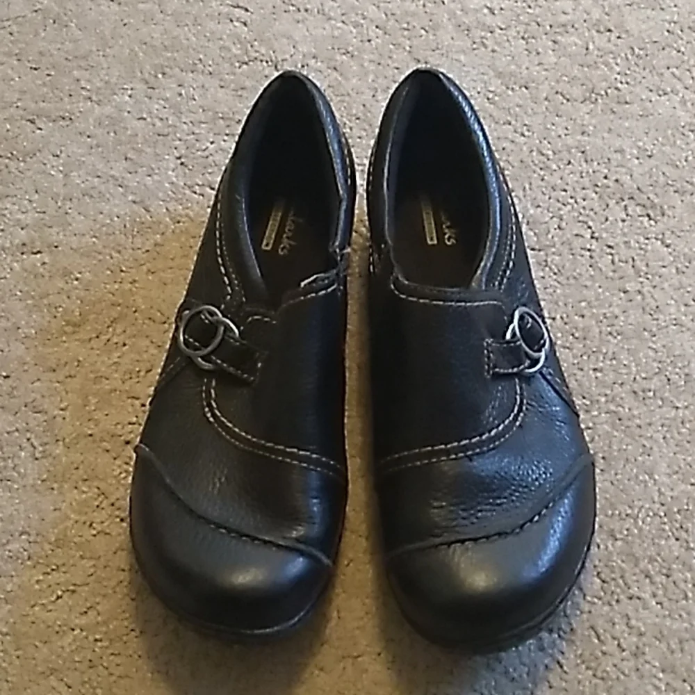 Women's Black Clarks Shoes, Size 7.5 - Picture 2 of 7